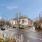 Two Bedroom Duplex In Angel High Street