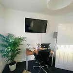 Lovely 1 Bedroom Flat+Living Room With A Sofa Bed
