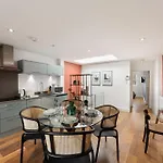 City Chic: Elegant Flat In A Prime Location