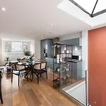 City Chic: Elegant Flat In A Prime Location