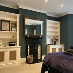 London 2 Bedrooms With Private Garden Apartment Walking Distance To Underground Ideal For Families