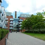 Bright & Spacious Double Bedroom With Ensuite And Concierge! Paid Parking Available