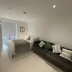 Lovely 2 Bedroom Apartment London