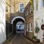 Quaint Mews Home In Chelsea