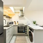 Huge Fully Equipped Studio 1 Min From Tube Station