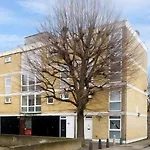 Entire 3 Bedroom Luxury Apartment In London With Private Balcony