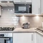 Bright & Modern 2-Bed Notting Hill Apartment