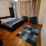 Edwardian 4 Bedrooms With 4 Bathrooms Townhouse, Next To Underground, Accommodates 10 People