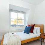 Spacious 4Br 3-Storey Townhouse In Lively Deptford