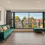 Modern Penthouse In Wembley