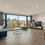 Modern Penthouse In Wembley