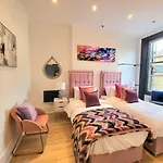 Spacious Six Bedrooms House By Sensational Stay Short Lets & Serviced Accommodation With 13 Beds, Free Parking, Free Wi-Fi & Balcony