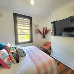 Spacious Six Bedrooms House By Sensational Stay Short Lets & Serviced Accommodation With 13 Beds, Free Parking, Free Wi-Fi & Balcony