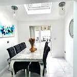 Spacious Six Bedrooms House By Sensational Stay Short Lets & Serviced Accommodation With 13 Beds, Free Parking, Free Wi-Fi & Balcony