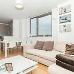 2 Bedroom East London Apartment With Amazing Views