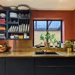 Stylish 1 Bed With Large Plant Filled Garden
