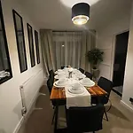 Elegant Cosy Home In Wembley 8 Max + Driveway