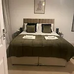 Elegant Cosy Home In Wembley 8 Max + Driveway