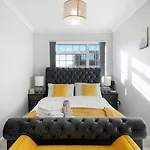 Spacious, 4 Bed, Garden, Parking, Excel London