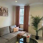 Entire Flat In Kensington