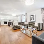 Luxury! 2 Bedroom/ 2 Bath/ Covent Garden