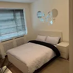 Flat In White City - Westfield