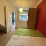 Cozy Urban Retreat: Shared Flat Living In The Heart Of E14