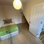 Cozy Urban Retreat: Shared Flat Living In The Heart Of E14