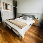 Stunning Holland Park- Sleeps 6