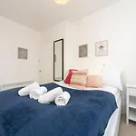 Pass The Keys Elegant Spacious Flat With Large Patio - Short Walk To Trains
