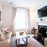 Spacious, Bright & Cosy ~ Ideal Victoria Location!