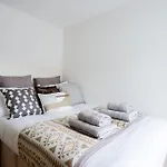 Spacious, Bright & Cosy ~ Ideal Victoria Location!