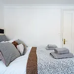 Spacious, Bright & Cosy ~ Ideal Victoria Location!