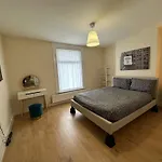 The Big 3 Bedroom London House 2 Bathrooms