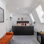 Charming 3-Bedroom London Townhouse Balcony