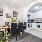 Charming 3-Bedroom London Townhouse Balcony