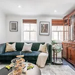 Charming 3-Bedroom London Townhouse Balcony