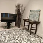 2/3 Bedroom Flat, Chelsea Free Parking