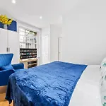 Kensington Station Proximity 2-Bedroom Apartment, Walk To Station In 2 Minutes