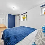 Kensington Station Proximity 2-Bedroom Apartment, Walk To Station In 2 Minutes