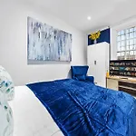 Kensington Station Proximity 2-Bedroom Apartment, Walk To Station In 2 Minutes