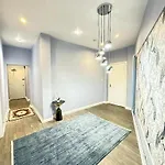 Three Bedroom Apartment Near Mayfair