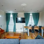 Immaculate 4-Bed House In London
