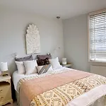 Modern Design 3Brs 2F House Close To Victoria