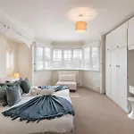 13-Bed London Gem, Opposite Tube Station Less Than 1 Min Walk