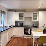 Lovely 2 Bedroom Garden Flat In London