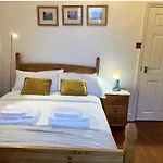 Lovely 2 Bedroom Garden Flat In London