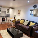 Lovely 2 Bedroom Garden Flat In London