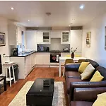 Lovely 2 Bedroom Garden Flat In London