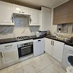 Lovely Flat Close To Shepherd\'S Bush